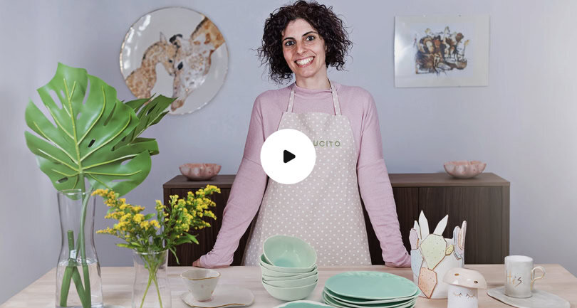 instructor in front of table with ceramics in Ceramics at Home for Beginners - domestika